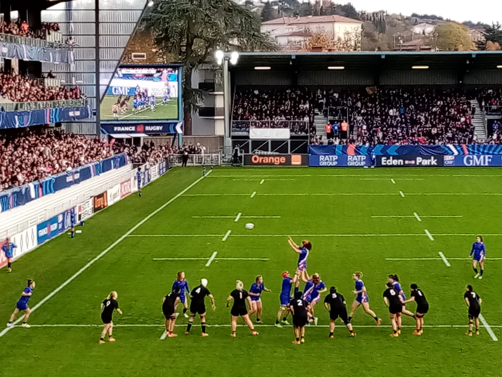 Jogadoras da França e das Black Ferns disputam a bola no lineout, diante da arquibancada em Castres, em 2021.